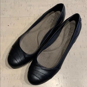 Women’s Navy Life Stride Flats Sz. 11